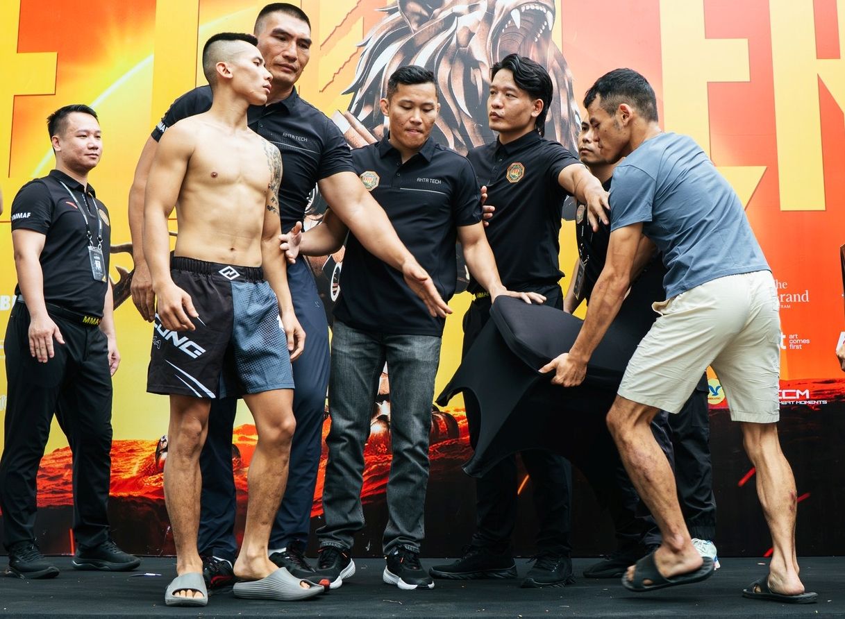 Phạm Anh Đức cầm ghế tính trút giận đối thủ tại Lion Championship 32