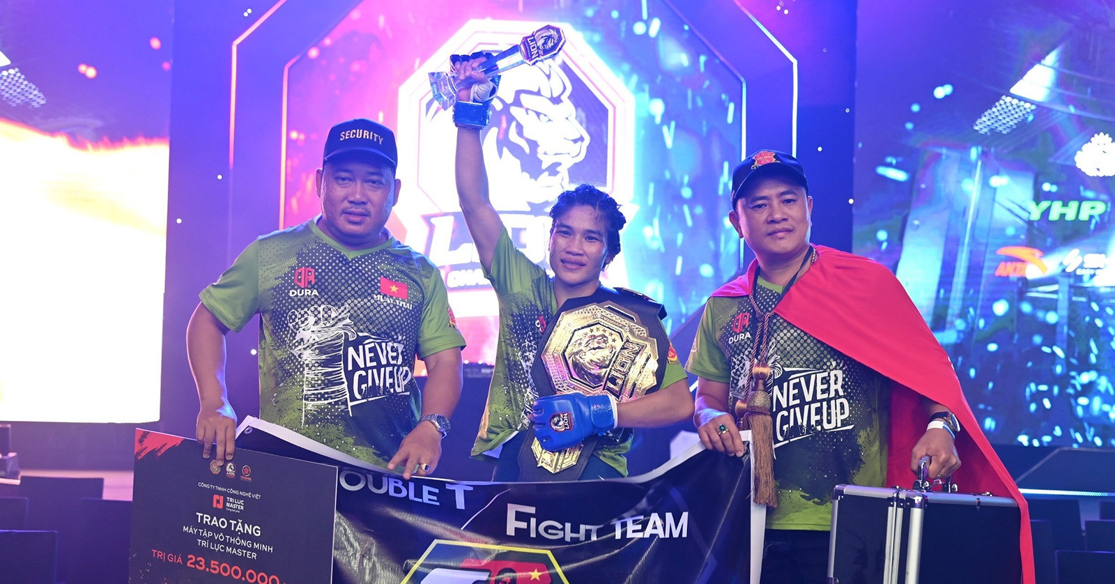 Nữ hoàng Muay Thanh Trúc bảo vệ đai vô địch MMA sau 2 phút 26 giây