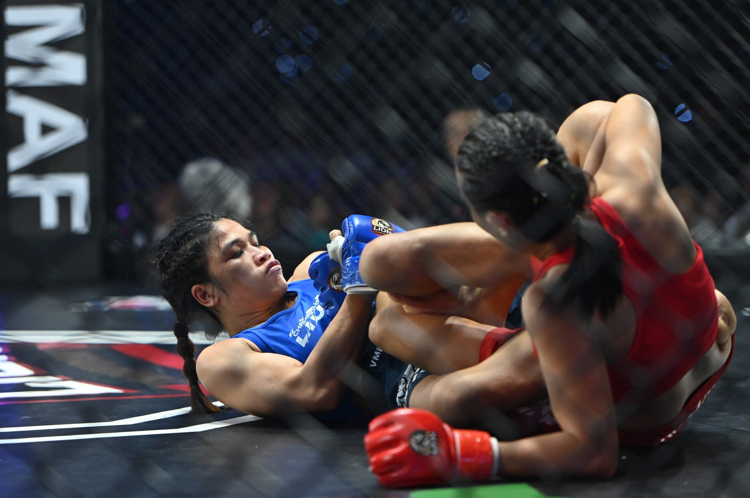 Thanh Trúc bảo vệ đai vô địch MMA với đòn bẻ chân
