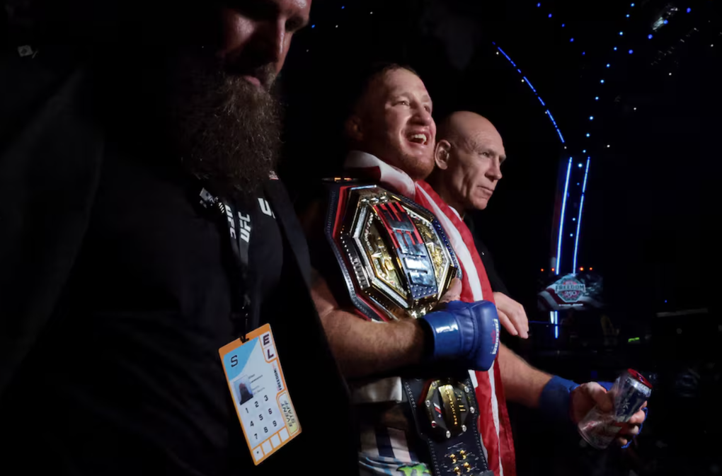 Justin Gaethje rời sàn sau chiến thắng trước Ilia Topuria tại UFC Freedom 250