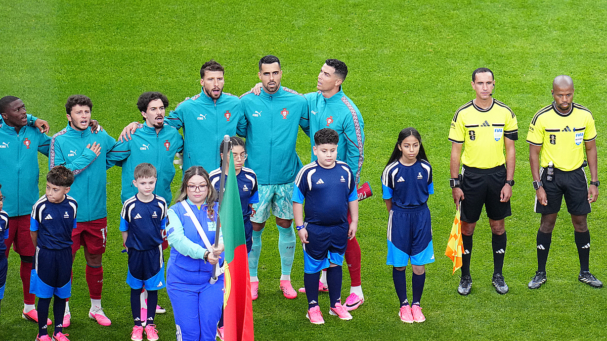 Tại sao Cristiano Ronaldo luôn đứng nghiêng khi chào cờ? Sự thật bất ngờ