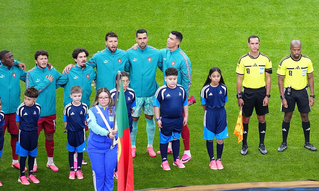 Cristiano Ronaldo đứng nghiêng khi chào cờ trước trận World Cup 2026