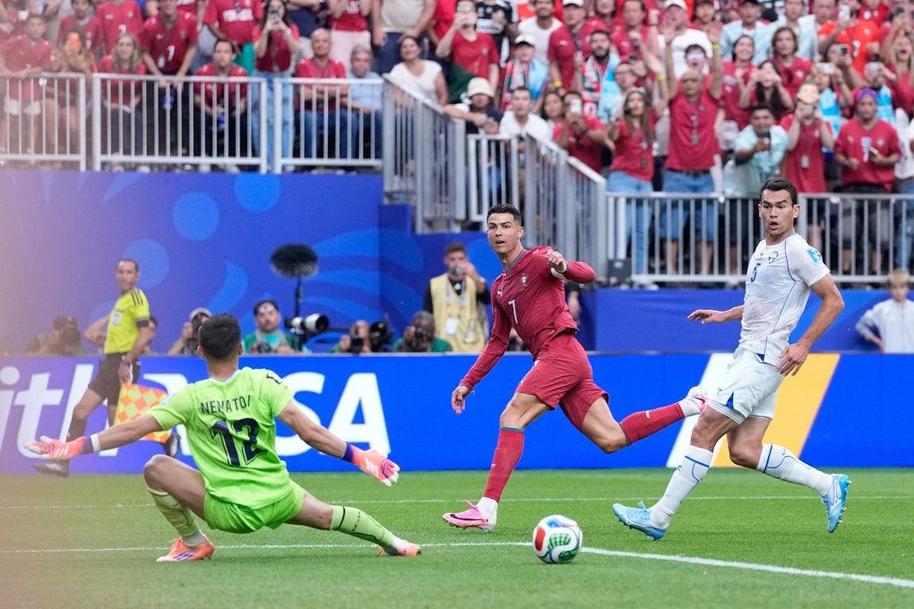 Ronaldo vòng knock-out World Cup ghi bàn vào lưới Uzbekistan