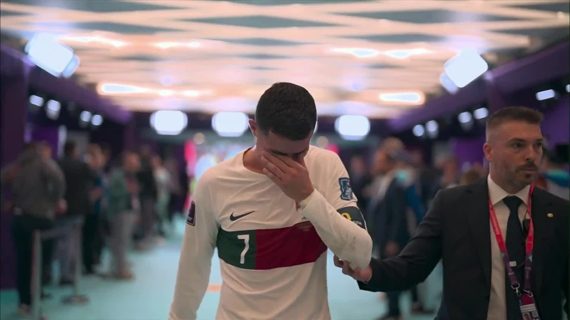 Ronaldo khóc sau khi Bồ Đào Nha thua Morocco ở World Cup 2022