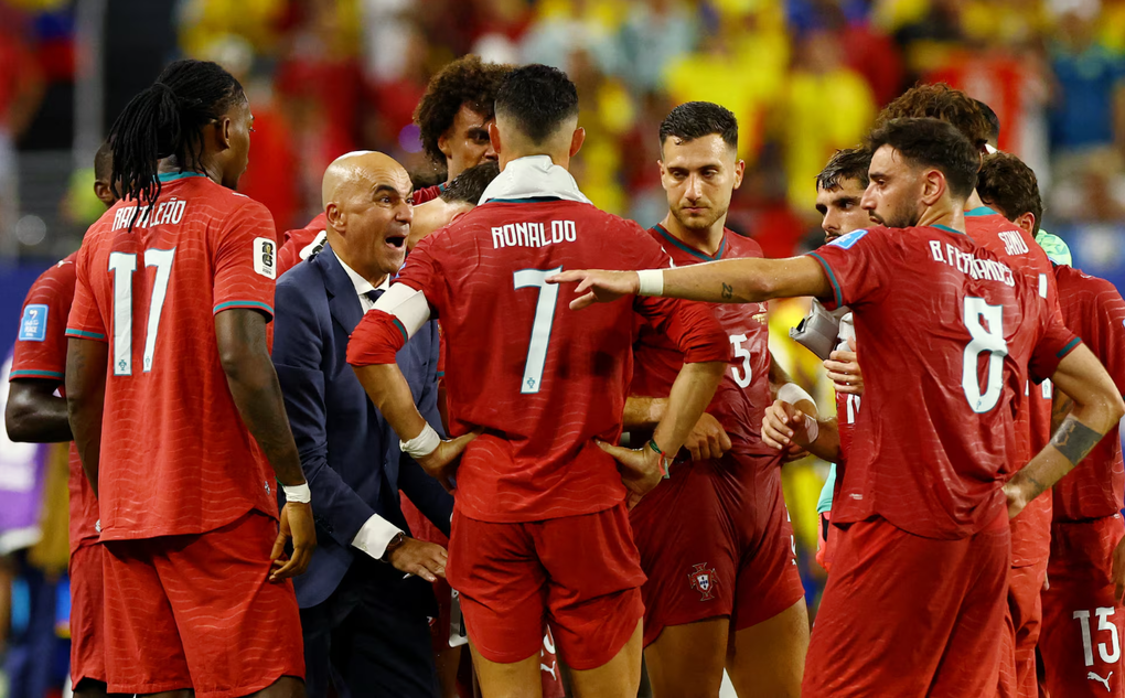 HLV Roberto Martinez chỉ đạo các cầu thủ Bồ Đào Nha trong trận hòa Colombia tại World Cup 2026