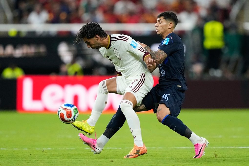 Ferran Torres tranh chấp bóng tại World Cup 2026 với công nghệ từ Lenovo