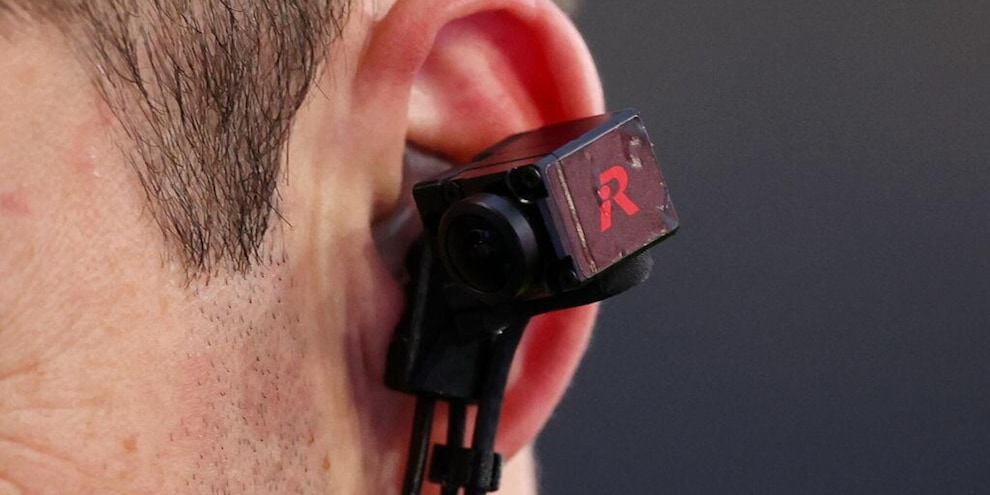 Camera RefCam trên tai nghe trọng tài World Cup 2026