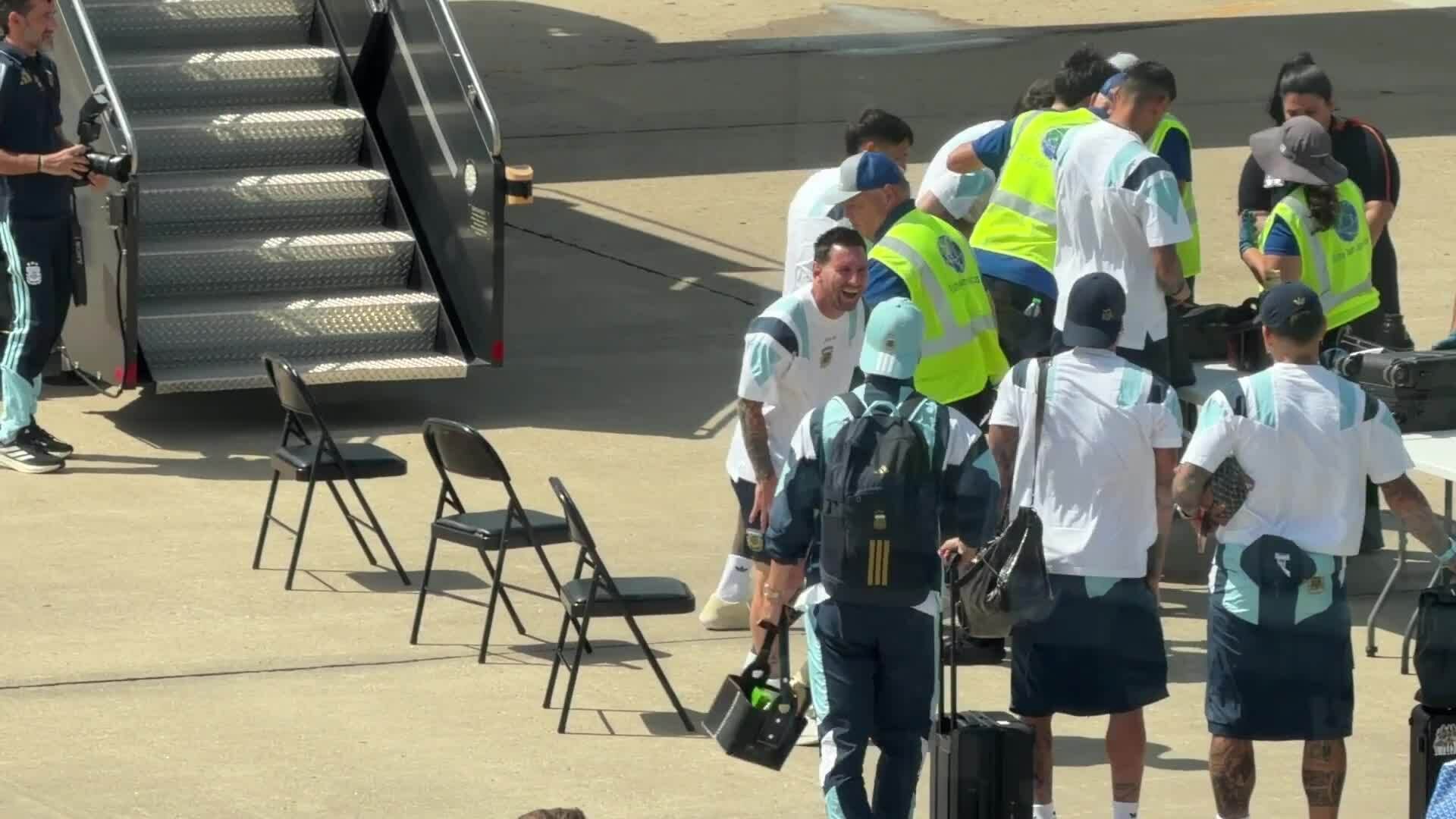 Messi cười lớn khi đồng đội bị thu đồ ở sân bay Miami trong World Cup 2026