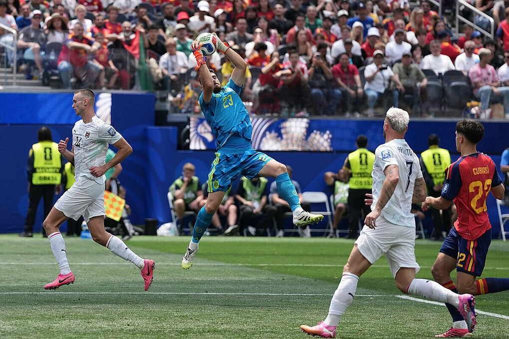 Unai Simon bắt bóng trong trận Tây Ban Nha thắng Áo 3-0 tại World Cup 2026