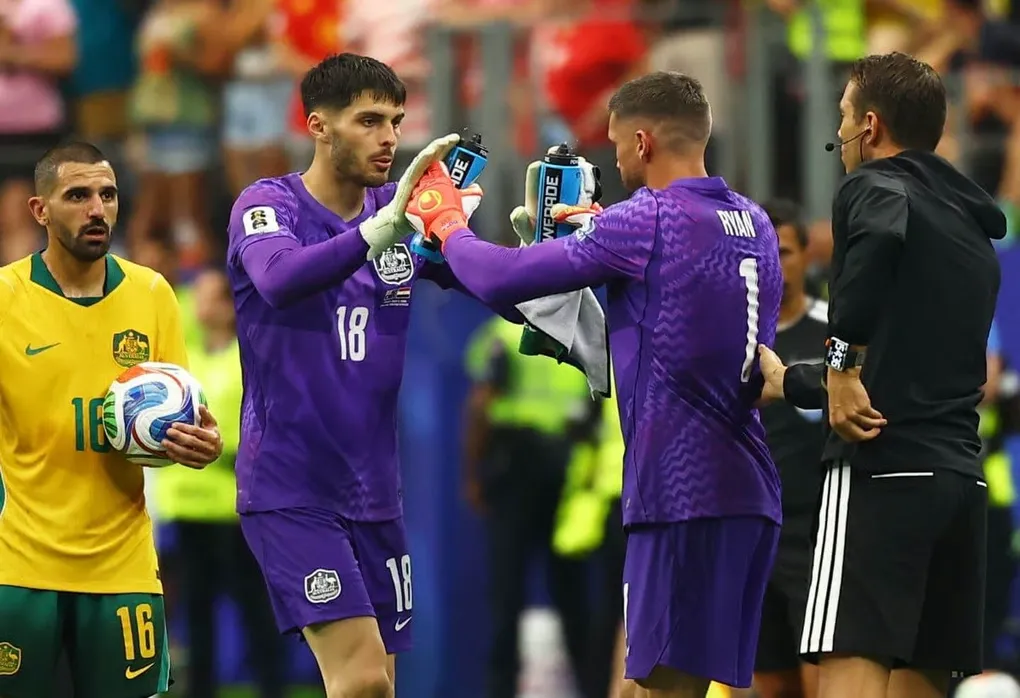 thủ thành Beach rời sân nhường chỗ Ryan ở phút cuối hiệp phụ World Cup 2026