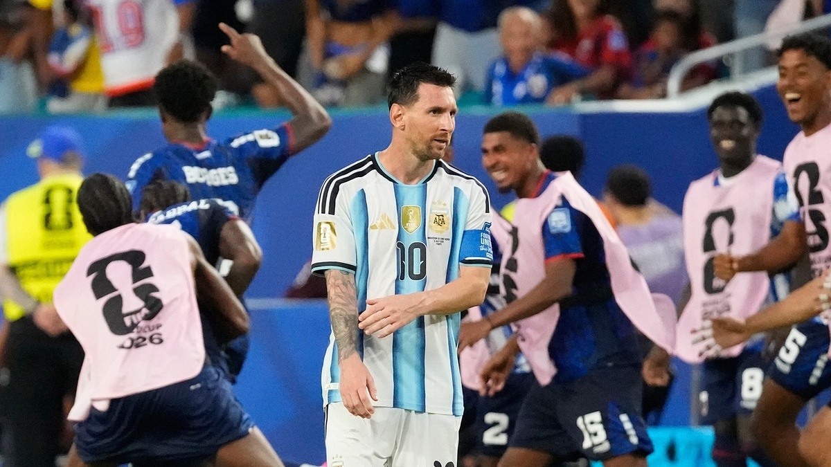 Messi hụt kỷ lục kiến tạo World Cup vì bàn phản lưới gây tranh cãi