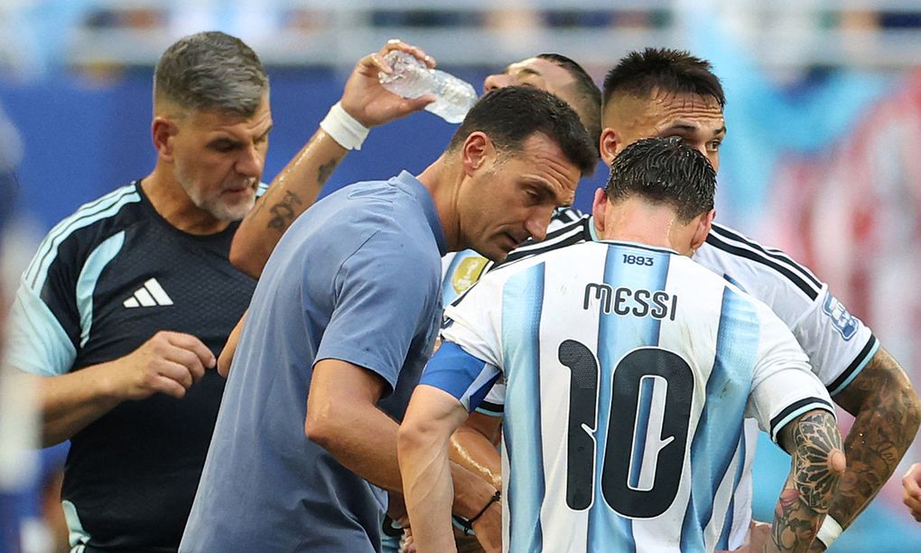HLV Scaloni chỉ đạo chiến thuật cho các cầu thủ Argentina trong trận gặp Cape Verde tại World Cup 2026