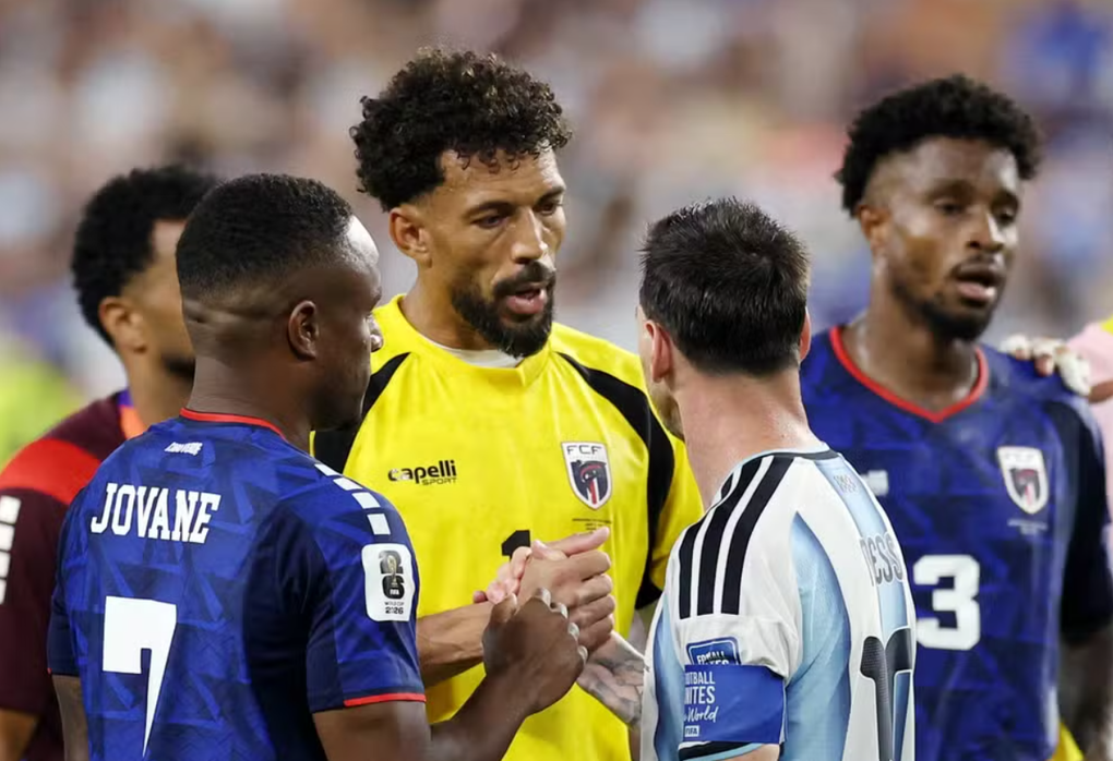 Vozinha bắt tay Lionel Messi sau trận Cape Verde tại World Cup 2026