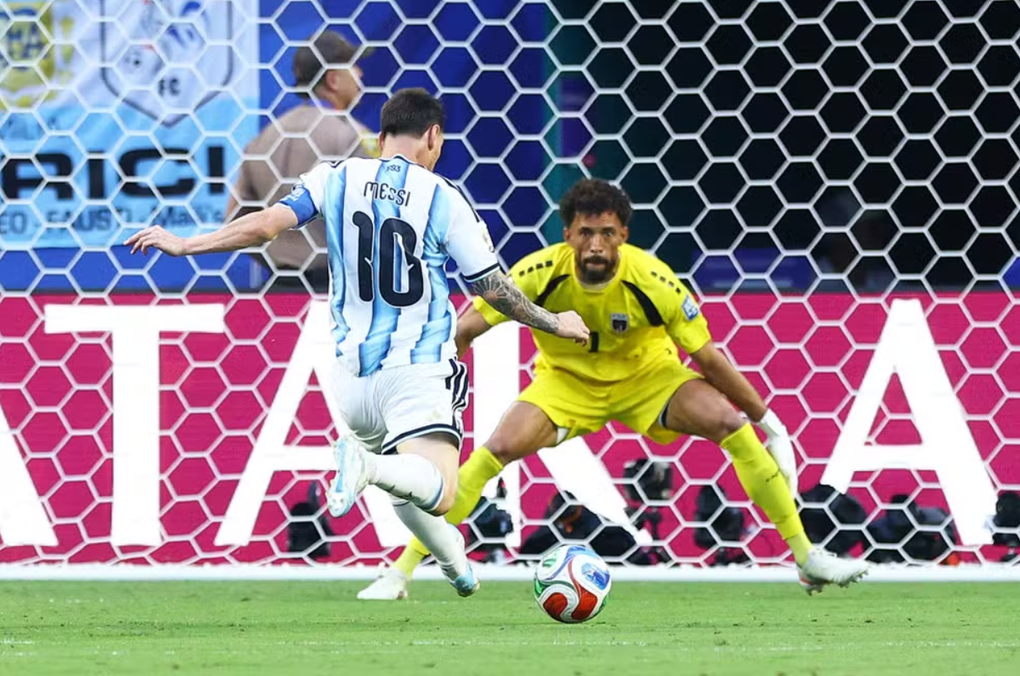 Vozinha cản phá cú đá của Messi