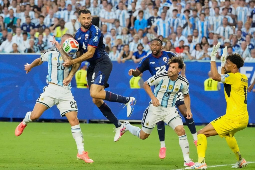Alexis Mac Allister và Pico Lopes trong tình huống bóng chạm tay khiến Argentina không được phạt đền
