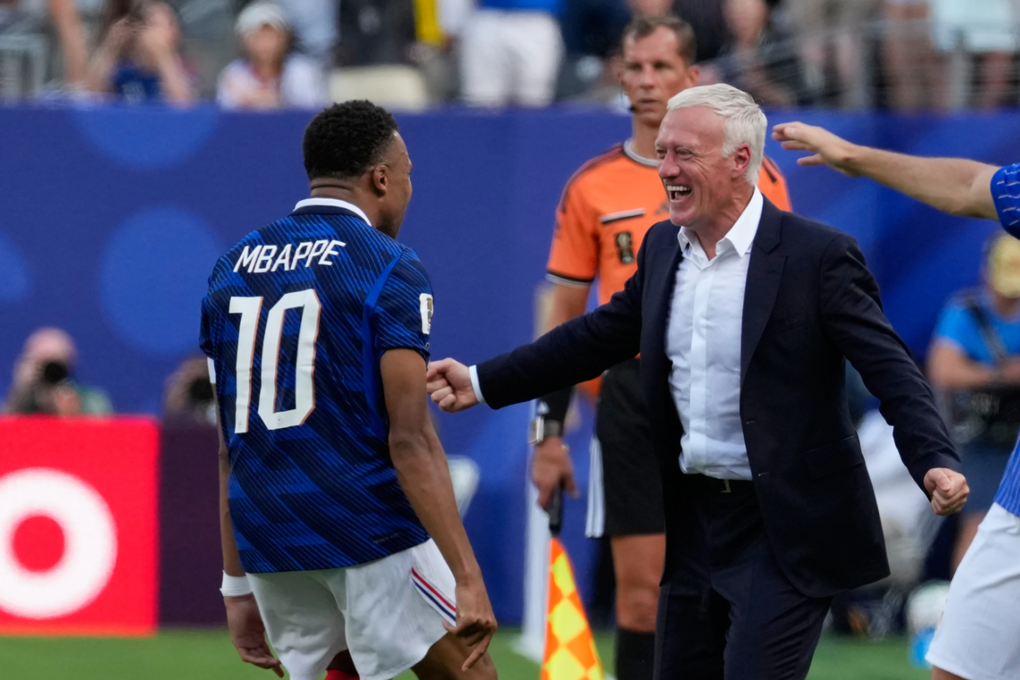 Kylian Mbappe mừng bàn cùng HLV Deschamps tại World Cup 2026