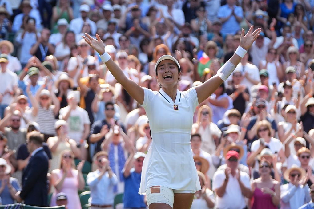 Alex Eala mừng chiến thắng lịch sử trước Iga Swiatek tại Wimbledon