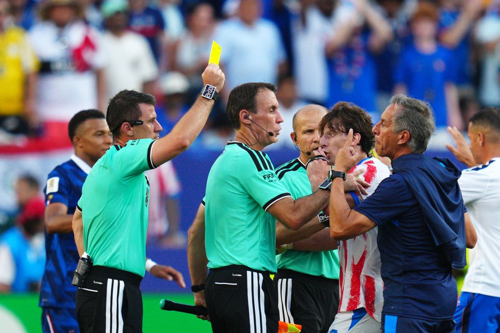 Trọng tài Ilgiz Tantashev rút thẻ vàng với thành viên ban huấn luyện Paraguay sau trận World Cup 2026