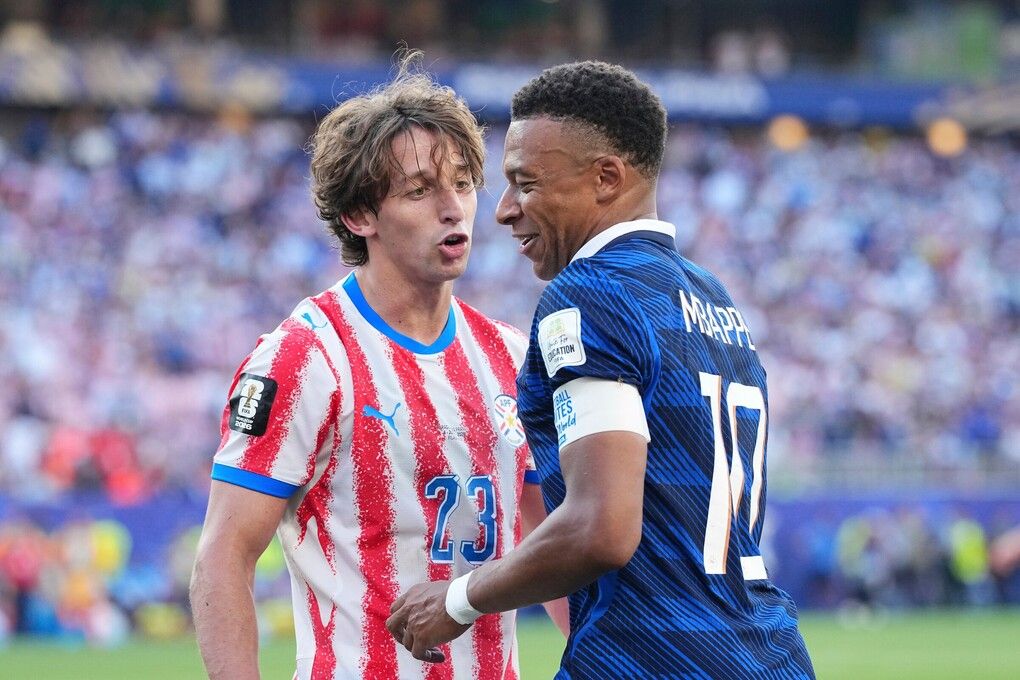 Kylian Mbappe và Matias Galarza trong trận Pháp vs Paraguay tại World Cup 2026