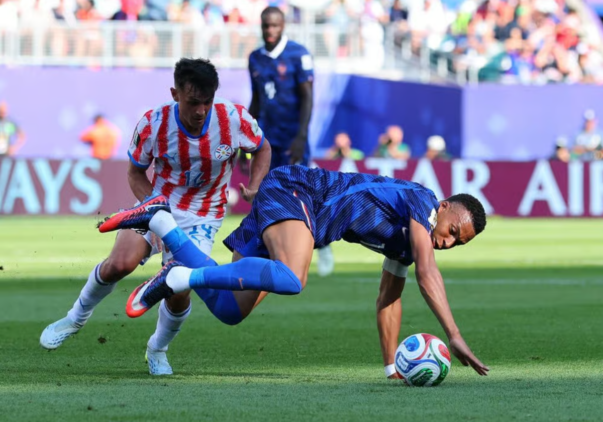 Kylian Mbappe bị phạm lỗi trong trận Pháp vào tứ kết World Cup 2026