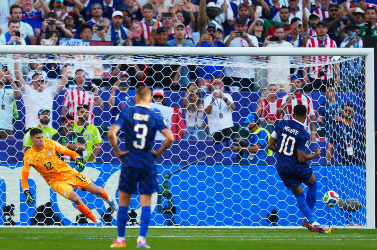 Mbappe ghi bàn phạt đền giúp Pháp vào tứ kết World Cup