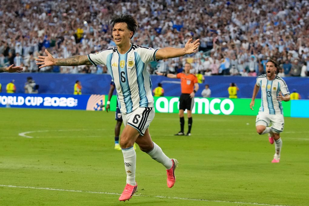 Lisandro Martinez ăn mừng bàn thắng tại World Cup 2026