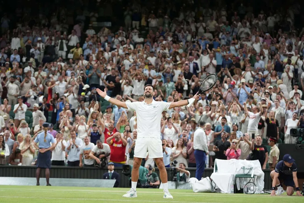 Djokovic ăn mừng chiến thắng ở Wimbledon 2022