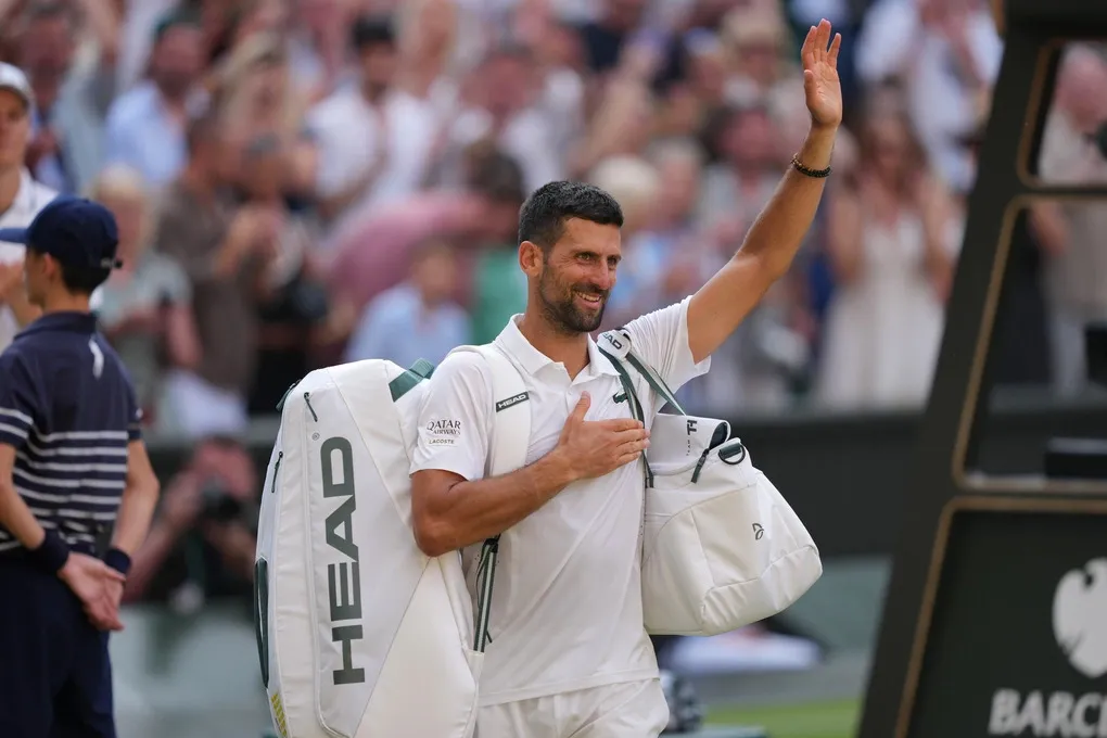 Djokovic vẫy chào khán giả sau trận thua Sinner