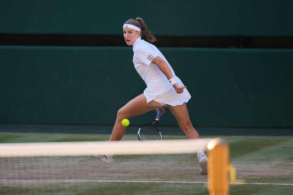 Karolina Muchova thực hiện cú tweener trong trận chung kết Wimbledon 2026