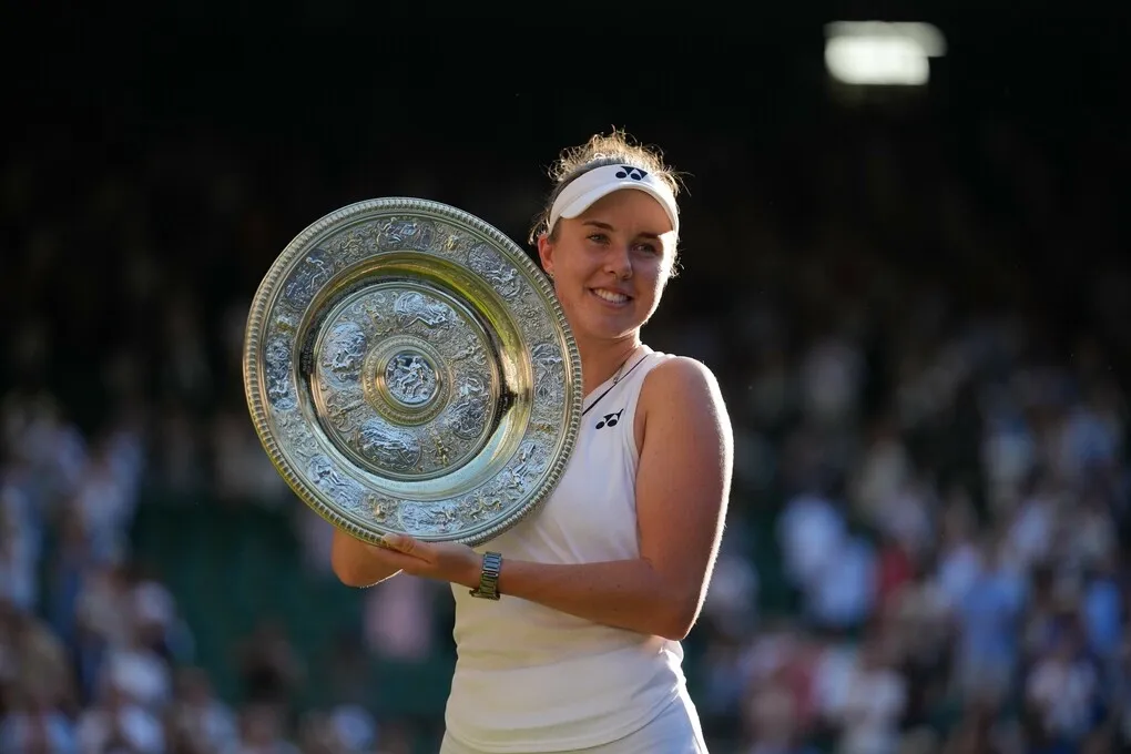 Linda Noskova nâng cao chiếc đĩa Venus Rosewater tại Wimbledon 2026