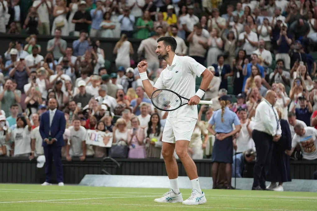Djokovic nhảy mừng chiến thắng ở tứ kết Wimbledon trên sân Trung tâm, tổ hợp All England Club, London, Anh hôm 6/7