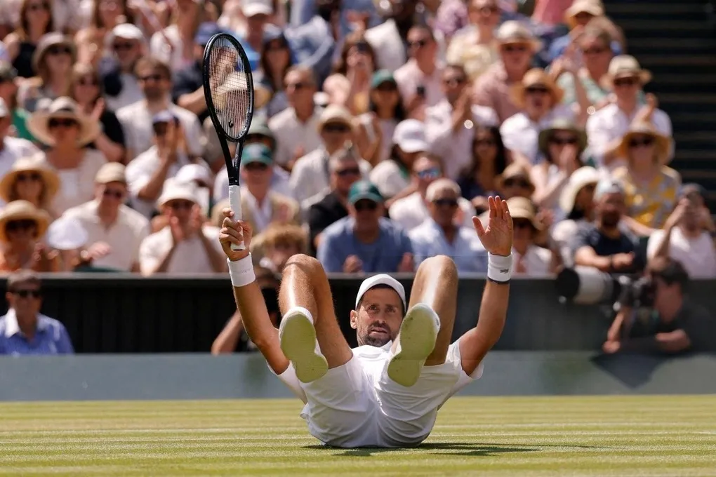 Novak Djokovic ngã trên sân cỏ Wimbledon thể hiện kỹ năng ngã Wimbledon