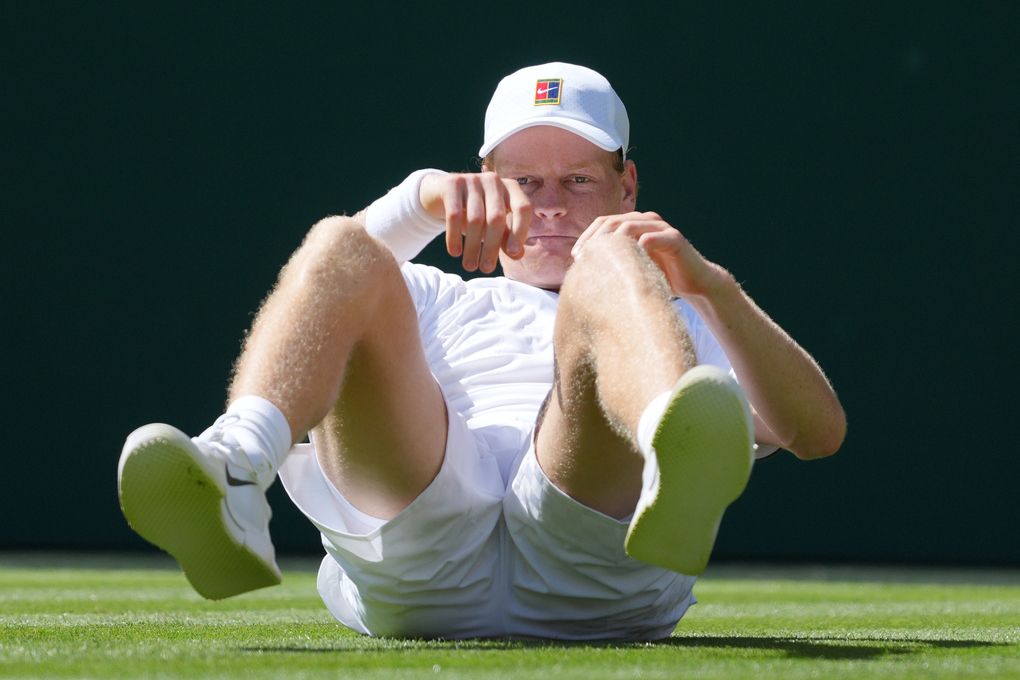 Jannik Sinner ngã trên sân cỏ Wimbledon với kỹ năng ngã Wimbledon