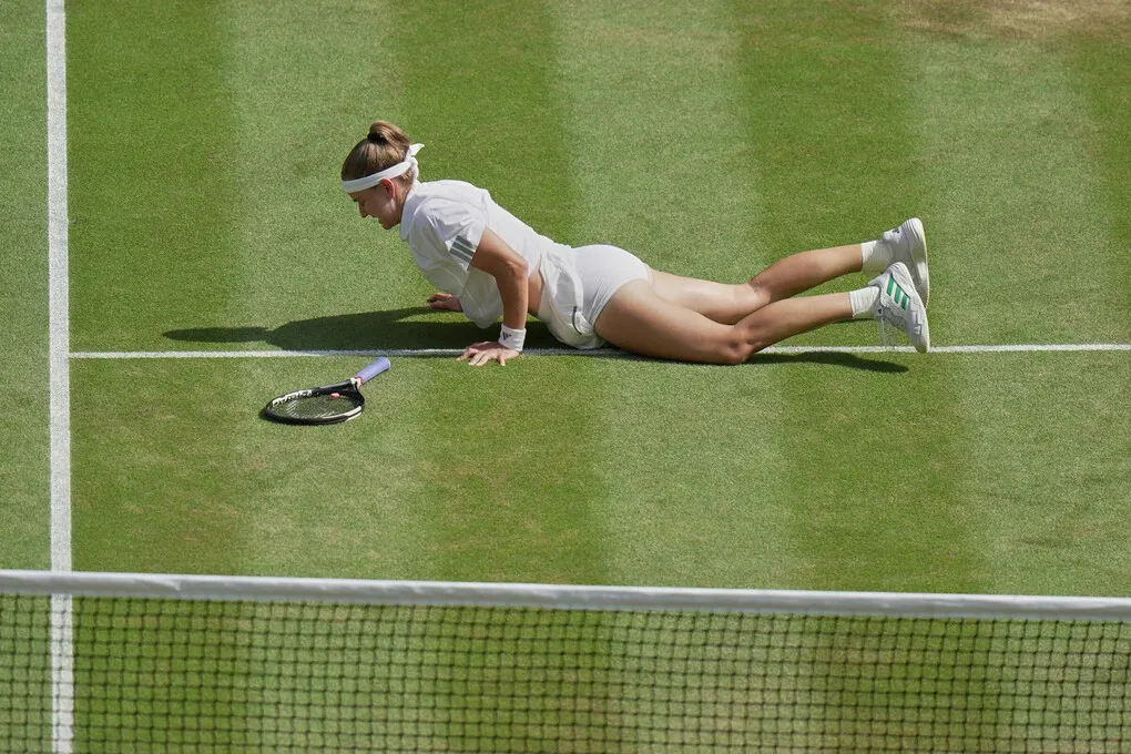 Karolina Muchova ngã trên sân cỏ Wimbledon với kỹ năng ngã Wimbledon