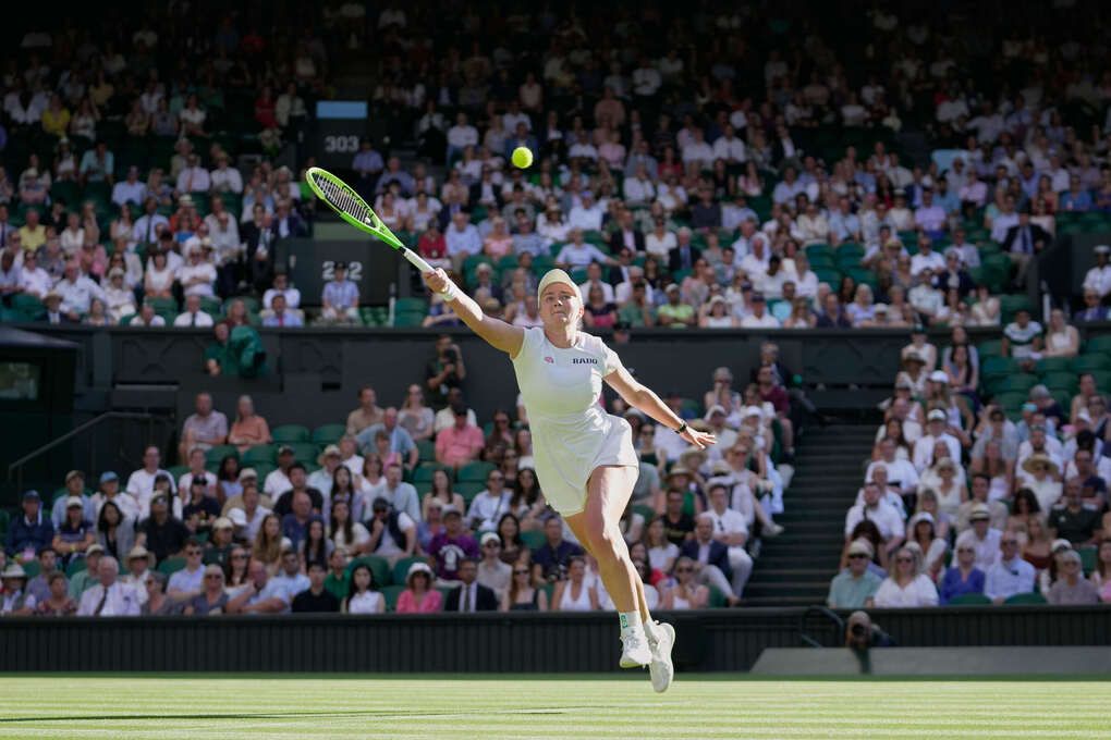 Tay vợt Barbora Krejcikova trả bóng trong trận gặp Mirra Andreeva ở vòng hai Wimbledon 2026