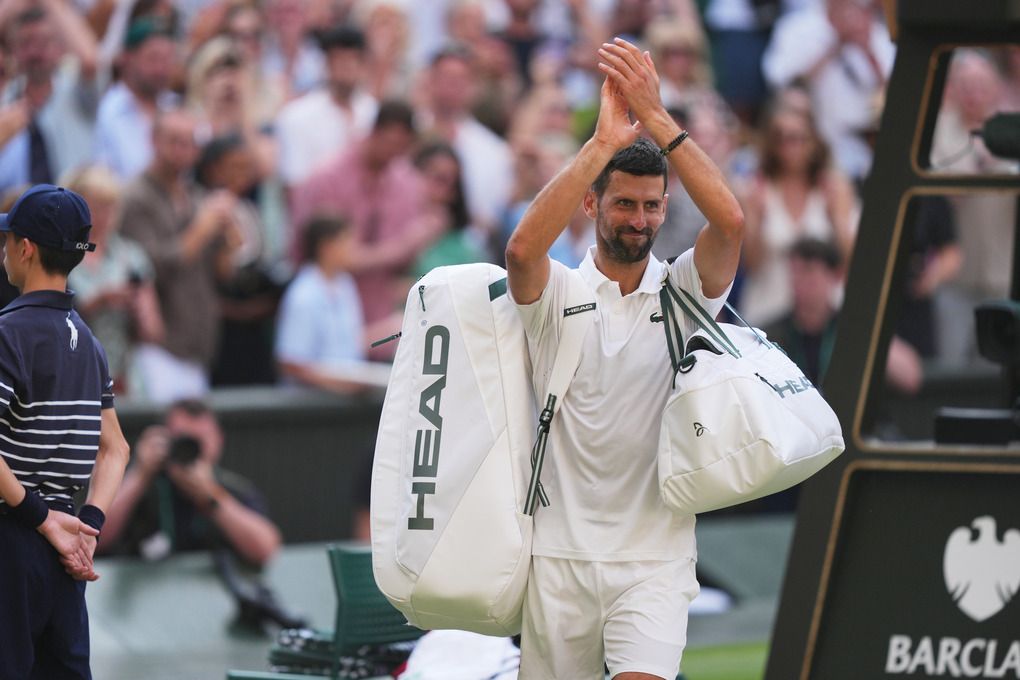 Novak Djokovic vẫy chào khán giả tại Wimbledon Grand Slam