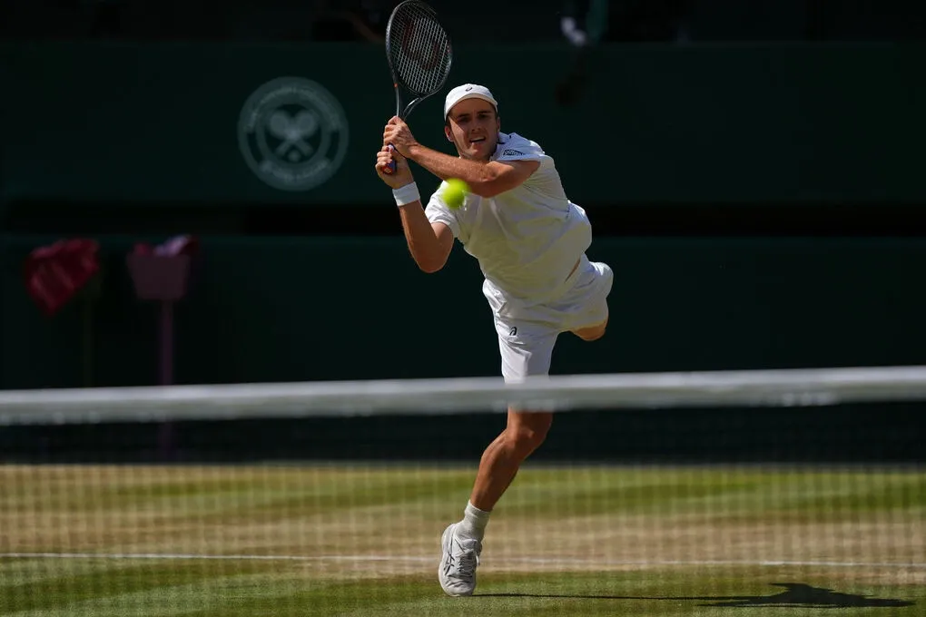 Arthur Fery Wimbledon đánh trái tay trong trận gặp Cobolli