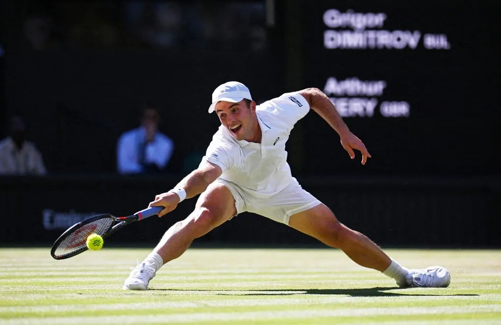 Arthur Fery Wimbledon cứu bóng trước Dimitrov trên sân Trung tâm