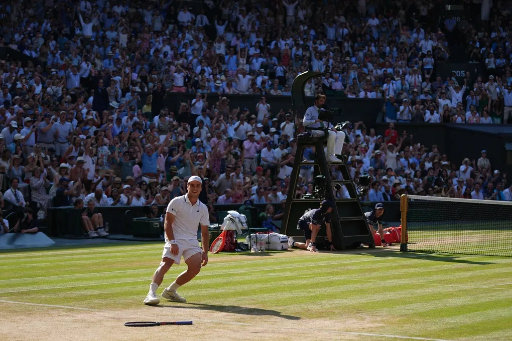 Arthur Fery Wimbledon mừng chiến thắng trước Cobolli trên sân Trung tâm All England Club