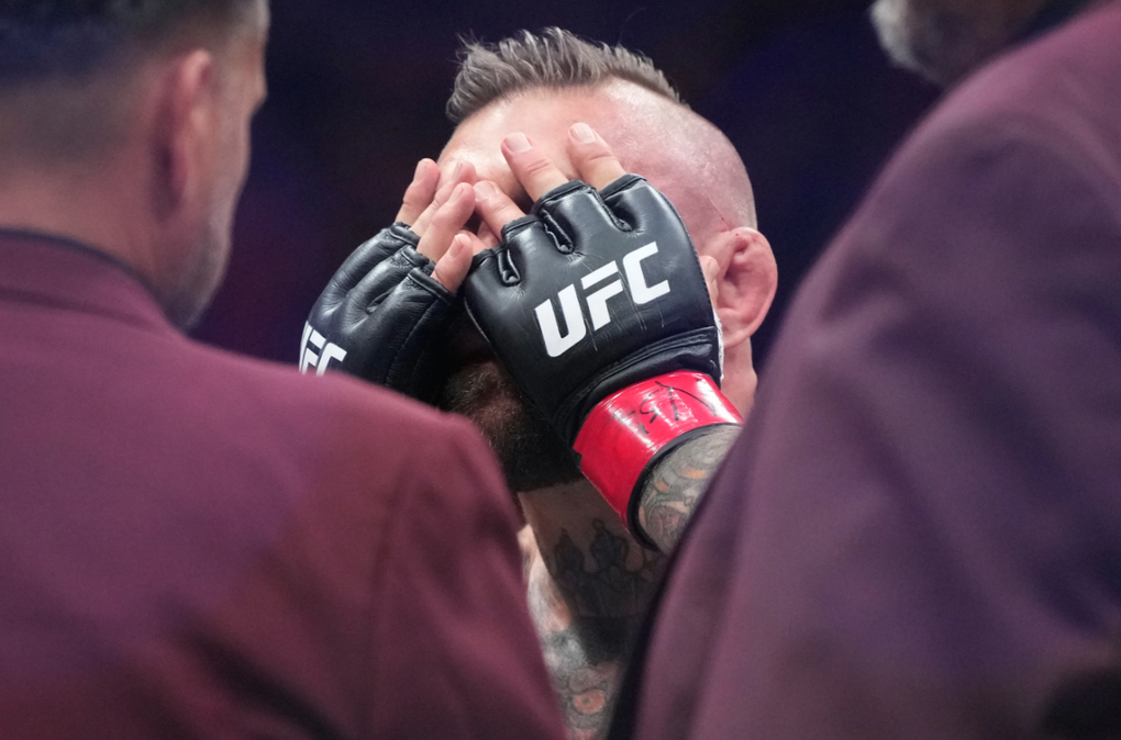 Conor McGregor ôm đầu thất vọng sau chấn thương