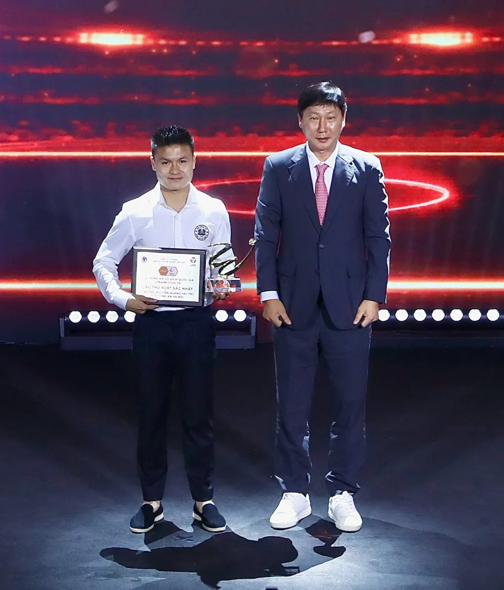 Quang Hải nhận giải Cầu thủ xuất sắc nhất V-League 2025-2026 từ HLV Kim Sang-sik