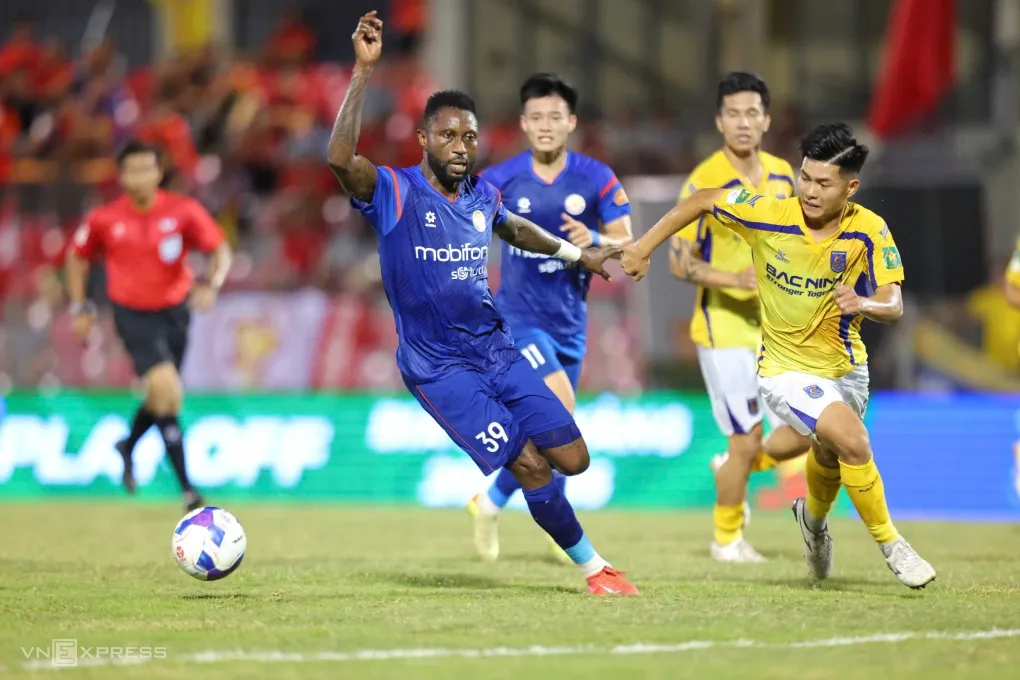 Hoàng Vũ Samson trong trận play-off giành suất V-League 2026-2027