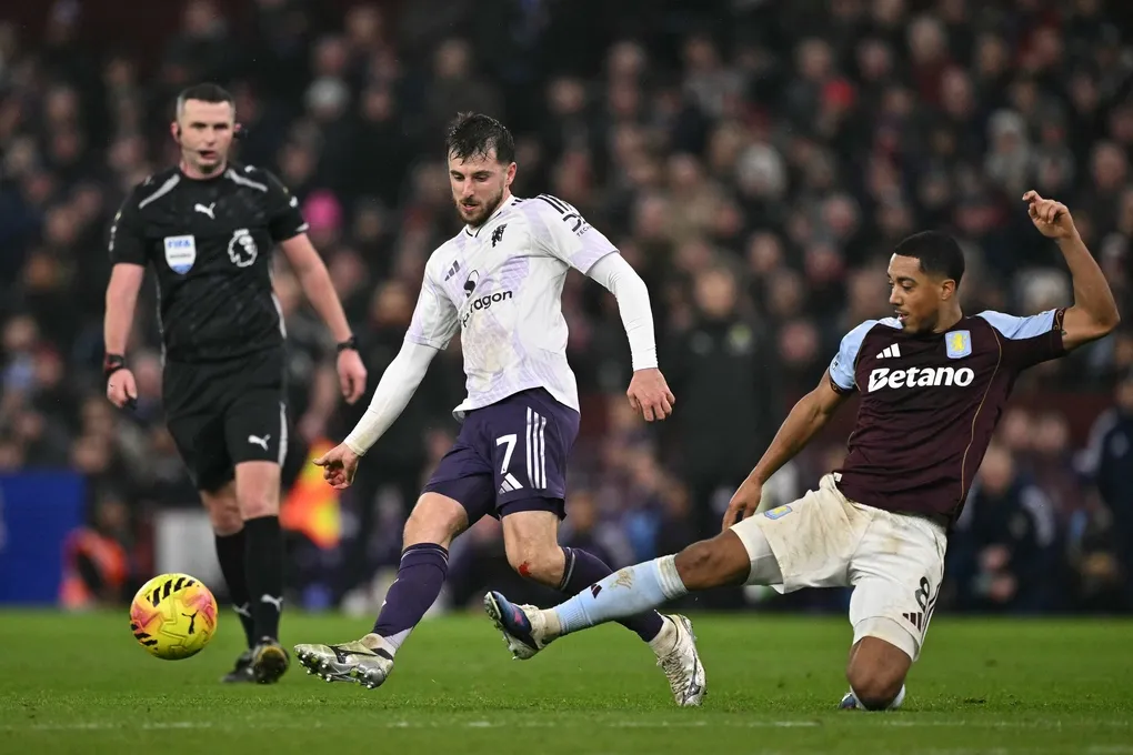 Youri Tielemans Man Utd tranh bóng với Mason Mount