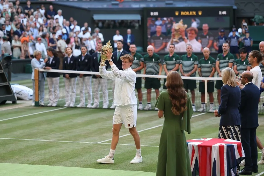 Jannik Sinner vô địch Wimbledon nâng cúp trên sân Trung tâm