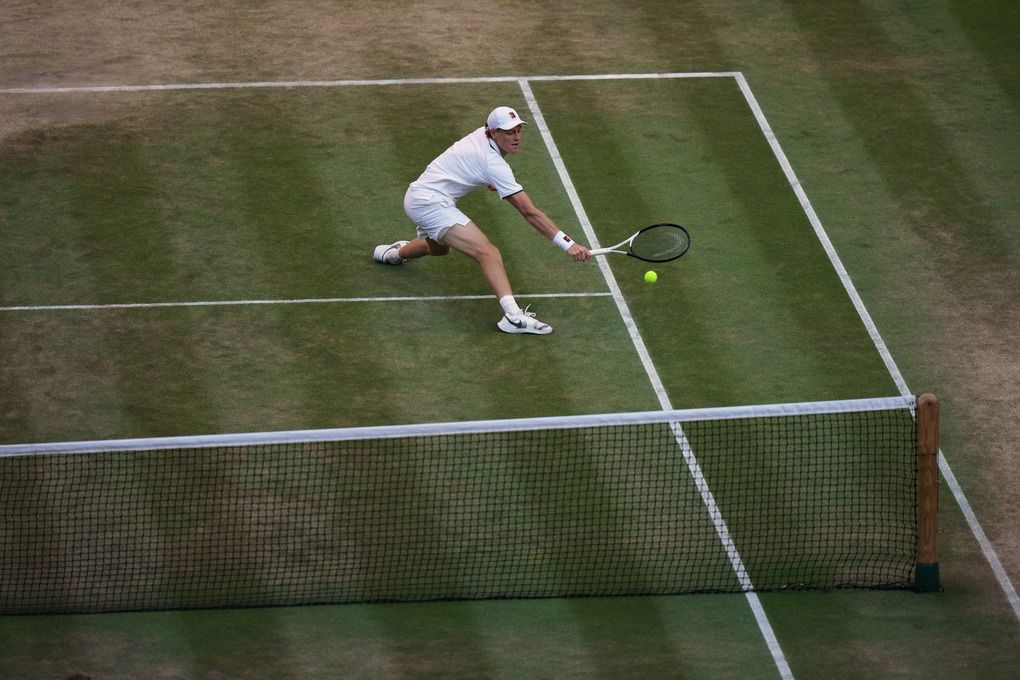 Jannik Sinner cắt bóng trái tay trong trận chung kết Wimbledon