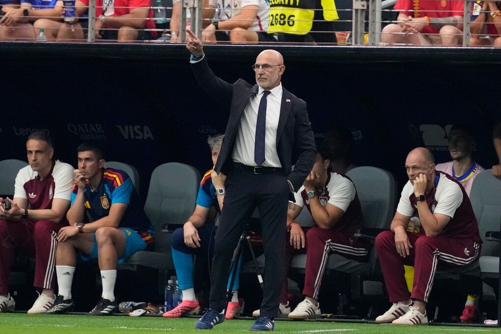HLV Luis de la Fuente chỉ đạo các cầu thủ Tây Ban Nha trong trận Tây Ban Nha vs Pháp World Cup 2026