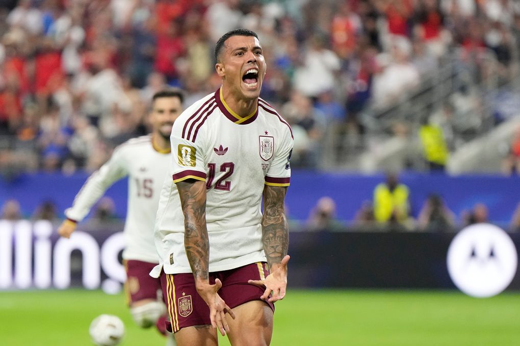 Hậu vệ Pedro Porro mừng bàn thắng vào lưới Pháp ở World Cup 2026