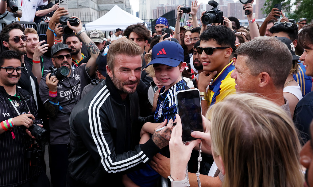 David Beckham chụp ảnh cùng người hâm mộ trước trận đấu, dự báo sức hút World Cup 2026