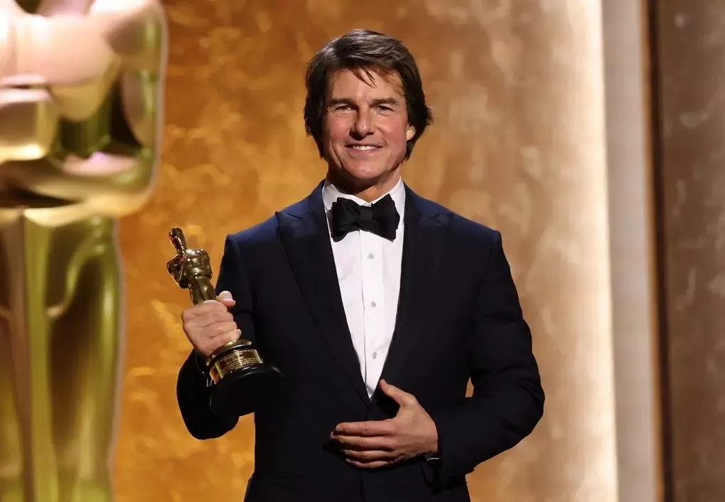 Tom Cruise trên sân khấu lễ trao giải Governors Awards 2025 - bế mạc World Cup 2026
