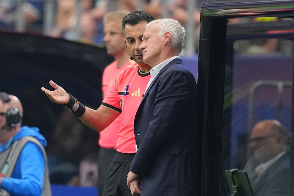 HLV Deschamps trao đổi trọng tài bán kết World Cup 2026